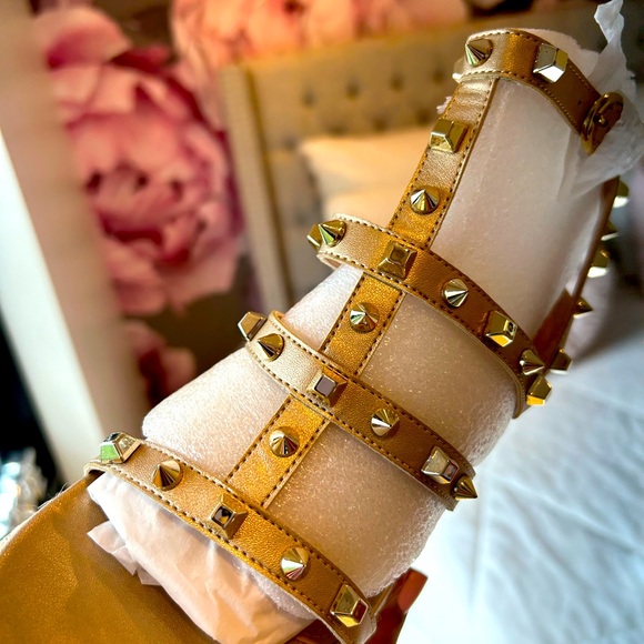 NWT - Steve Madden Rockstud Wedges in Gold - Size 8.5 - Picture 3 of 8